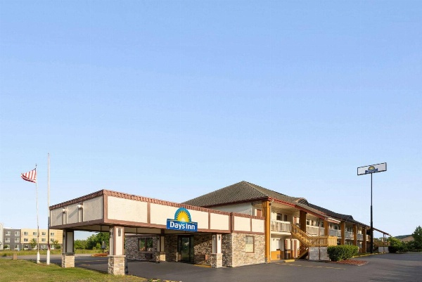 Days Inn by Wyndham Queensbury/Lake George image 4