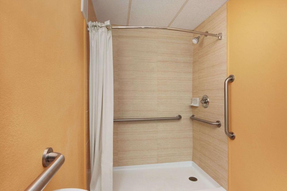 Days Inn by Wyndham Queensbury/Lake George